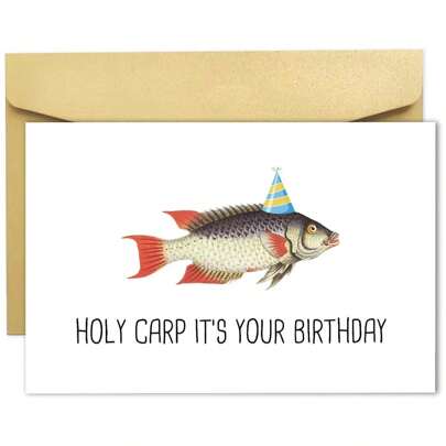 Cartão de aniversário engraçado com trocadilho para amigos, cartão de aniversário com carpa pescando para ele/ela, cartão de aniversário de pesca com humor, "Carpa Sagrada, é o seu aniversário!", presente criativo de aniversário para amigos, marido, namorado, esposa, namorada, familiares, irmãos, irmãs, pais, parceiros, colegas de trabalho, colegas de classe, namorado(a) e melhores amigos. Adequado para todas as ocasiões: cartão de Dia dos Namorados, volta às aulas, material escolar.