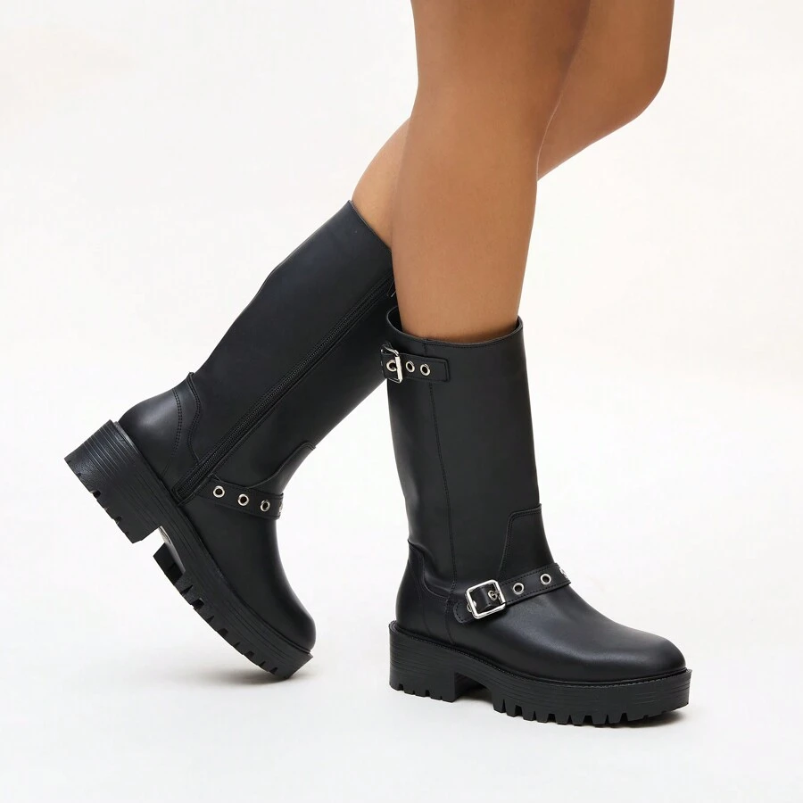 Bota Casual Marca Andrea Para Mujer Caña Media Con Hebillas Plateadas Para Un Estilo Más Rockero Y Suela Tipo Chunky Cómoda Punta Redonda Color Negro - Negro - Ver 1