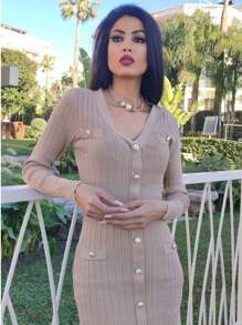 Abito in maglia con dettagli in perle e design slim fit. Questo abito in maglia unisce raffinatezza e vestibilità comoda. La trama a costine esalta la sua silhouette sottile, mentre i dettagli con bottoni in perla sul davanti e sulle tasche aggiungono un tocco di eleganza Fornisce facilità di movimento, rendendolo ideale sia per l'abbigliamento da lavoro che per le uscite casual. Abbinalo a stivali al ginocchio o tacchi per un look raffinato ed elegante.