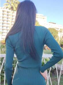 Vestido suéter de malha com detalhes de pérolas e design slim fit. Este vestido de malha combina sofisticação com um ajuste confortável. A textura canelada realça sua silhueta esbelta, enquanto os detalhes de botões de pérola na frente e nos bolsos adicionam um toque de elegância ao seu material macio e elástico. proporciona facilidade de movimento, tornando-o ideal tanto para roupas de trabalho quanto para passeios casuais. Combine-o com botas de cano alto ou salto alto para um visual sofisticado e elegante.