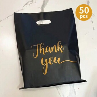 50 pièces Sacs-cadeaux noirs "Merci" en PEHD, sacs de shopping de détail. Convient pour les mariages, anniversaires, Thanksgiving, Noël, cadeaux d'entreprise, magasins, vêtements, fêtes. Sacs en plastique réutilisables avec poignées. Articles les moins chers disponibles. Sac de shopping, sac de fête, sac à ordures de voiture, sac à pain, cadeaux de demoiselle d'honneur, cadeaux de remise des diplômes, cadeaux d'anniversaire, cadeaux de mariage, anniversaire, mariée, mariage