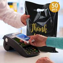 50 pièces Sacs-cadeaux noirs "Merci" en PEHD, sacs de shopping de détail. Convient pour les mariages, anniversaires, Thanksgiving, Noël, cadeaux d'entreprise, magasins, vêtements, fêtes. Sacs en plastique réutilisables avec poignées. Articles les moins chers disponibles. Sac de shopping, sac de fête, sac à ordures de voiture, sac à pain, cadeaux de demoiselle d'honneur, cadeaux de remise des diplômes, cadeaux d'anniversaire, cadeaux de mariage, anniversaire, mariée, mariage