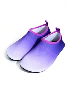 可爱的女孩儿童水鞋，渐变紫色色调，防滑、防刮、速干、携带方便，非常适合水上乐园探险、海滩度假和草地玩耍