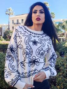 Sweater with Contrasting Embroidered Floral Pattern for an Artistic and Unique Look. This soft knit sweater features a contrasting embroidered floral pattern, providing an artistic and distinctive touch to your outforts. With its reled 5 day. Its classic round neckline makes it an easy-to-pair piece, perfect for cool days or casual occasions. A perfect choice for those looking to add a touch of character to their wardrobe. - 白色 - 查看 1