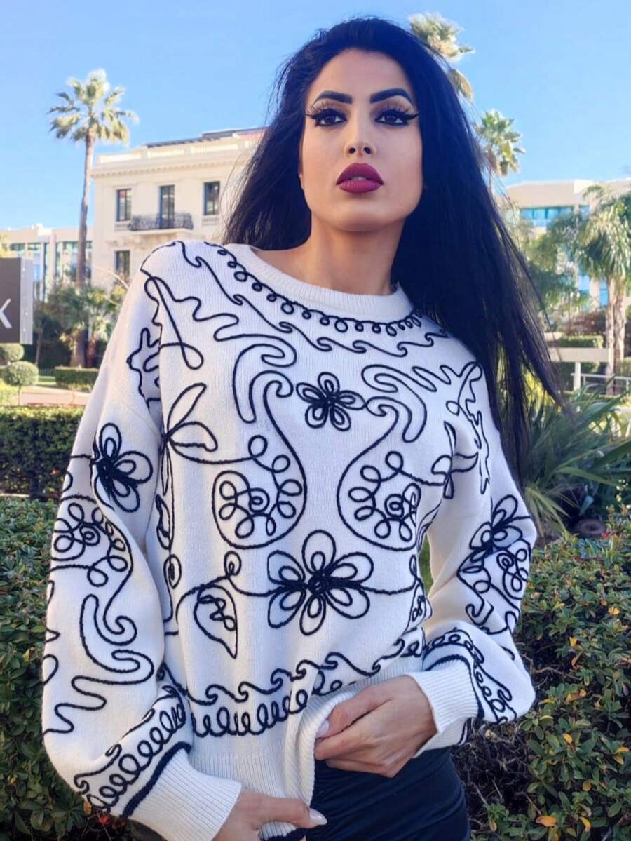 Sweater with Contrasting Embroidered Floral Pattern for an Artistic and Unique Look. This soft knit sweater features a contrasting embroidered floral pattern, providing an artistic and distinctive touch to your outforts. With its reled 5 day. Its classic round neckline makes it an easy-to-pair piece, perfect for cool days or casual occasions. A perfect choice for those looking to add a touch of character to their wardrobe. - 白色 - 查看 1