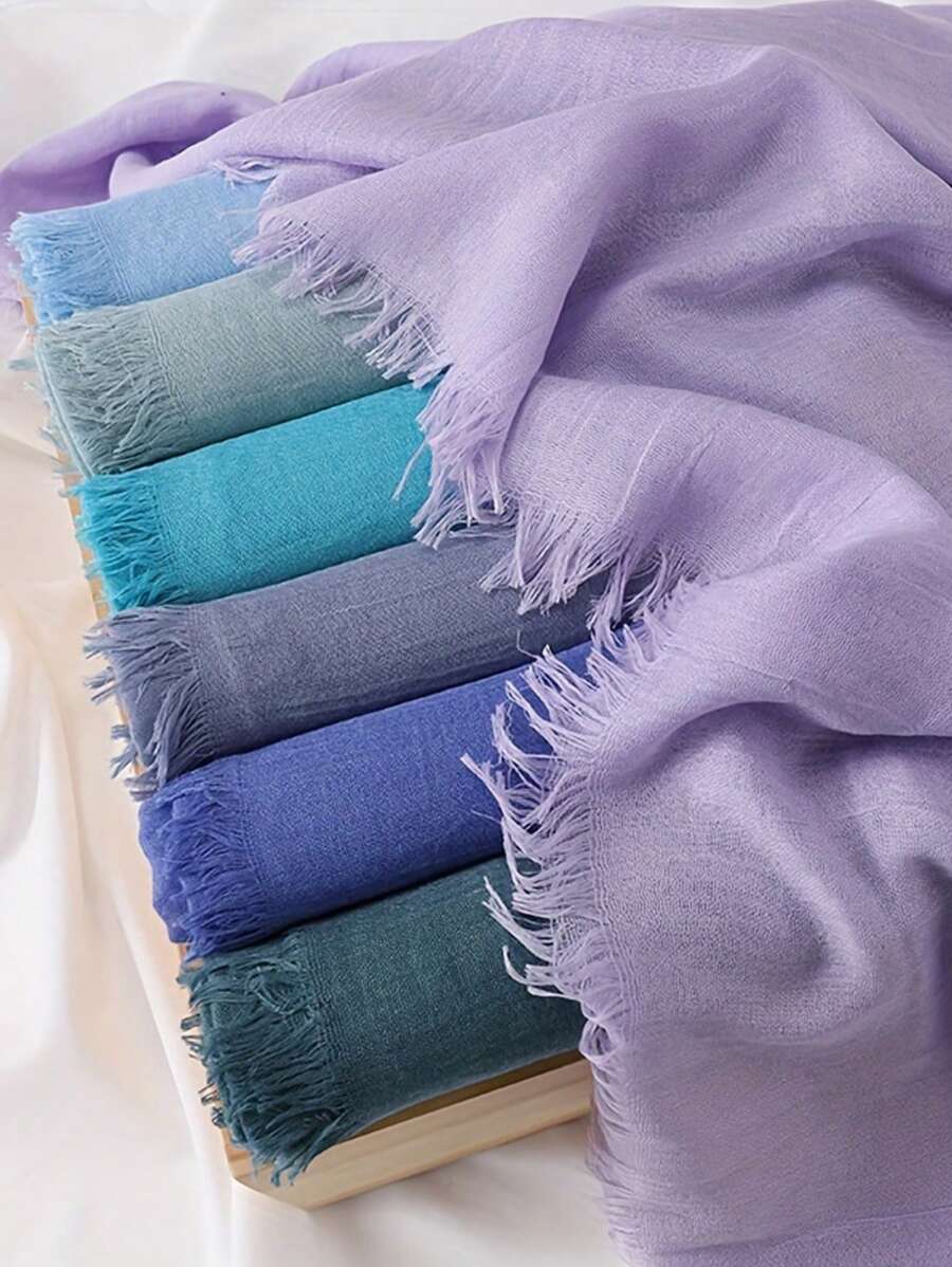 1条纯色粘胶纤维围巾，柔软透气，大尺寸头巾，尺寸为70*39英寸，适合旅行度假防晒，穆斯林女性日常佩戴，可搭配长袍或连衣裙。