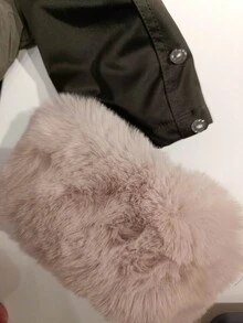 女士休闲长袖仿皮草外套，带帽领口，撞色仿皮草细节，常规下摆，适合冬季穿着。