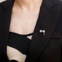 Christmas Gift Lucky Four-Leaf Clover Bow Small Pin Neckline Anti-Glare Brooch Buckle Fixed Artifacts Versatile Light Luxury Accessories