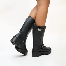 Bota Casual Marca Andrea Para Mujer Caña Media Con Hebillas Plateadas Para Un Estilo Más Rockero Y Suela Tipo Chunky Cómoda Punta Redonda Color Negro - Negro - Ver 3