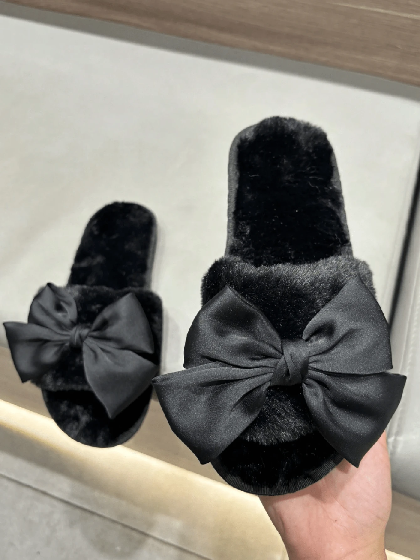 女士优雅天鹅绒蝴蝶结平底毛绒露趾拖鞋，粉色和黑色，优质 TPR 防滑耐用鞋底，适合情人节、派对和居家使用 - 黑色 - 查看 1