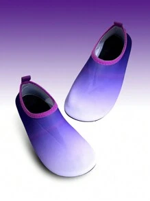 可爱的女孩儿童水鞋，渐变紫色色调，防滑、防刮、速干、携带方便，非常适合水上乐园探险、海滩度假和草地玩耍