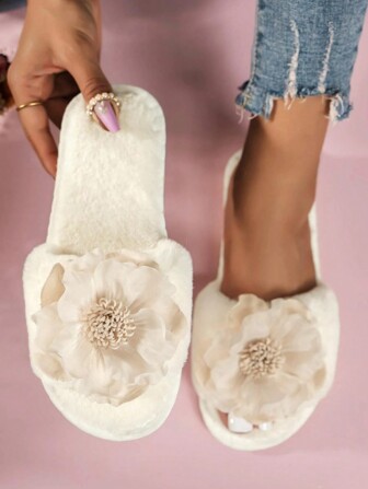 女士白色花朵装饰毛绒卧室拖鞋，舒适的室内家居拖鞋，适合所有季节，米色毛绒花朵底，优质 TPR 防滑鞋底，耐用 - 价格更高，泡沫底版本可在更低成本的零售商处购买