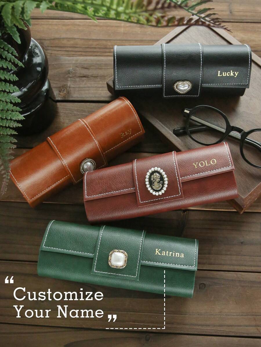 1 件定制名称复古眼镜盒，配有复古珍珠和水钻纽扣，个性化复古太阳镜架眼镜盒仿皮便携袋，定制烫印便携式眼镜盒，经典顶部缝线设计，雕刻金色字母组合，母亲节礼物，送给爸爸妈妈他她