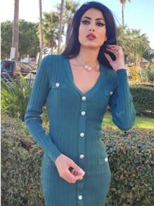 Vestido suéter de malha com detalhes de pérolas e design slim fit. Este vestido de malha combina sofisticação com um ajuste confortável. A textura canelada realça sua silhueta esbelta, enquanto os detalhes de botões de pérola na frente e nos bolsos adicionam um toque de elegância ao seu material macio e elástico. proporciona facilidade de movimento, tornando-o ideal tanto para roupas de trabalho quanto para passeios casuais. Combine-o com botas de cano alto ou salto alto para um visual sofisticado e elegante.