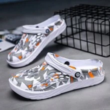 1 Pair Men's Lightweight Comfortable Mesh Clogs, Hollowed Out Anti-Slip Garden Shoes, Casual Summer Sandals For Outdoor, Beach, Non-Slip Thick Sole Slippers (Random Asymmetrical Print)