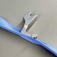 Pied de biche pour machine à coudre T168/T69, pied pour fermeture éclair monobrin, accessoire pour fermeture éclair invisible, en acier de grade industriel, convient à la plupart des machines, gris argent