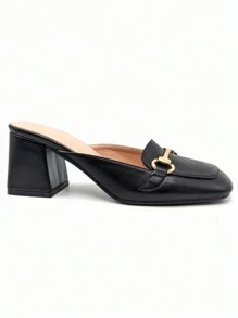 Sandales à talons hauts minimalistes mi-couvertes de style mode décontracté. Sandales stylées d'été pour femmes