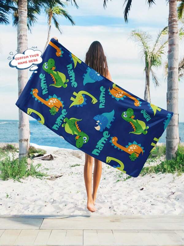 1 pezzo Asciugamano da spiaggia personalizzabile con dinosauro - In morbido poliestere, grande telo da spiaggia e piscina rettangolare con motivo a cartone animato colorato di dinosauro, asciugatura rapida e leggero per nuoto, campeggio, viaggio - Personalizzabile con il tuo nome, multifunzionale, ornamentale, lettera, ordinato, morbido, colorato, carino, kawaii, adorabile, casual, personalizzato, unico, personalizzato, figlio, figlia, decorazione estiva del bagno, accessori da spiaggia