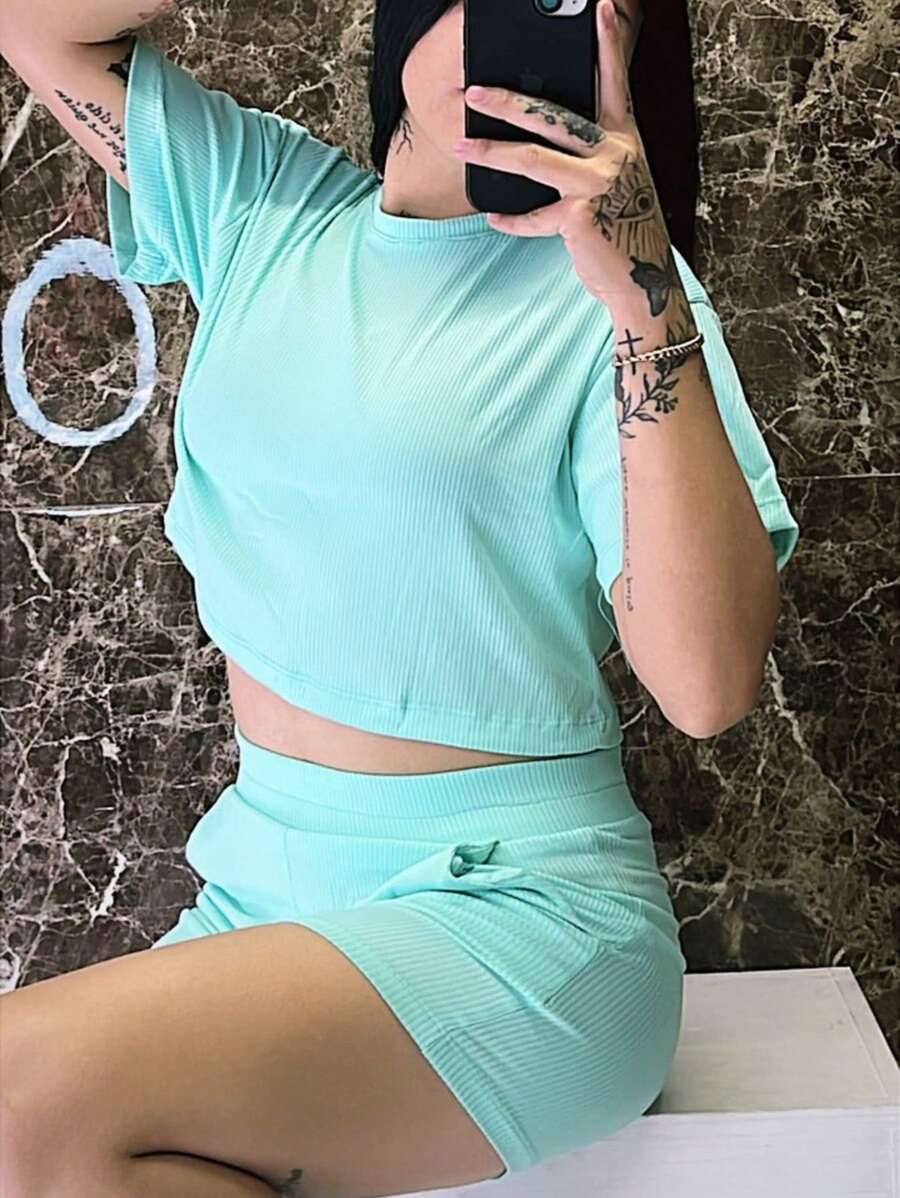Este conjunto de dama es perfecto para los días cálidos, compuesto por una blusa de manga corta y un short corto, ideales para un look fresco y cómodo. La blusa presenta un diseño sencillo con cuello redondo, proporcionando un toque clásico y elegte, mientras que el short corto liso, confeccionado en tela CANALE, ofrece una textura resistente y cómoda. La tela CANALE, conocida por su durabilidad y suavidad, asegura un ajuste cómodo durante todo el d, mientras que su diseño liso lo hace fácil de combinar con accesorios y calzado, adaptándose a diferentes estilos. Es un conjunto versátil, perfecto para paseos, reuniones informales o para disfrutar del verano con estilo. - verde menta - Ver 1