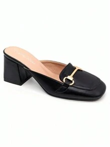 Sandales à talons hauts minimalistes mi-couvertes de style mode décontracté. Sandales stylées d'été pour femmes