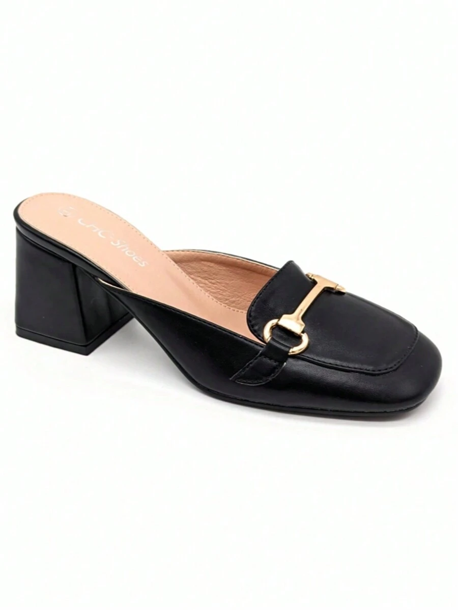 Sandales à talons hauts minimalistes mi-couvertes de style mode décontracté. Sandales stylées d'été pour femmes