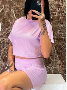 Este conjunto de dama es perfecto para los días cálidos, compuesto por una blusa de manga corta y un short corto, ideales para un look fresco y cómodo. La blusa presenta un diseño sencillo con cuello redondo, proporcionando un toque clásico y elegte, mientras que el short corto liso, confeccionado en tela CANALE, ofrece una textura resistente y cómoda.  La tela CANALE, conocida por su durabilidad y suavidad, asegura un ajuste cómodo durante todo el d, mientras que su diseño liso lo hace fácil de combinar con accesorios y calzado, adaptándose a diferentes estilos. Es un conjunto versátil, perfecto para paseos, reuniones informales o para disfrutar del verano con estilo. - Lila Púrpura - Ver 2
