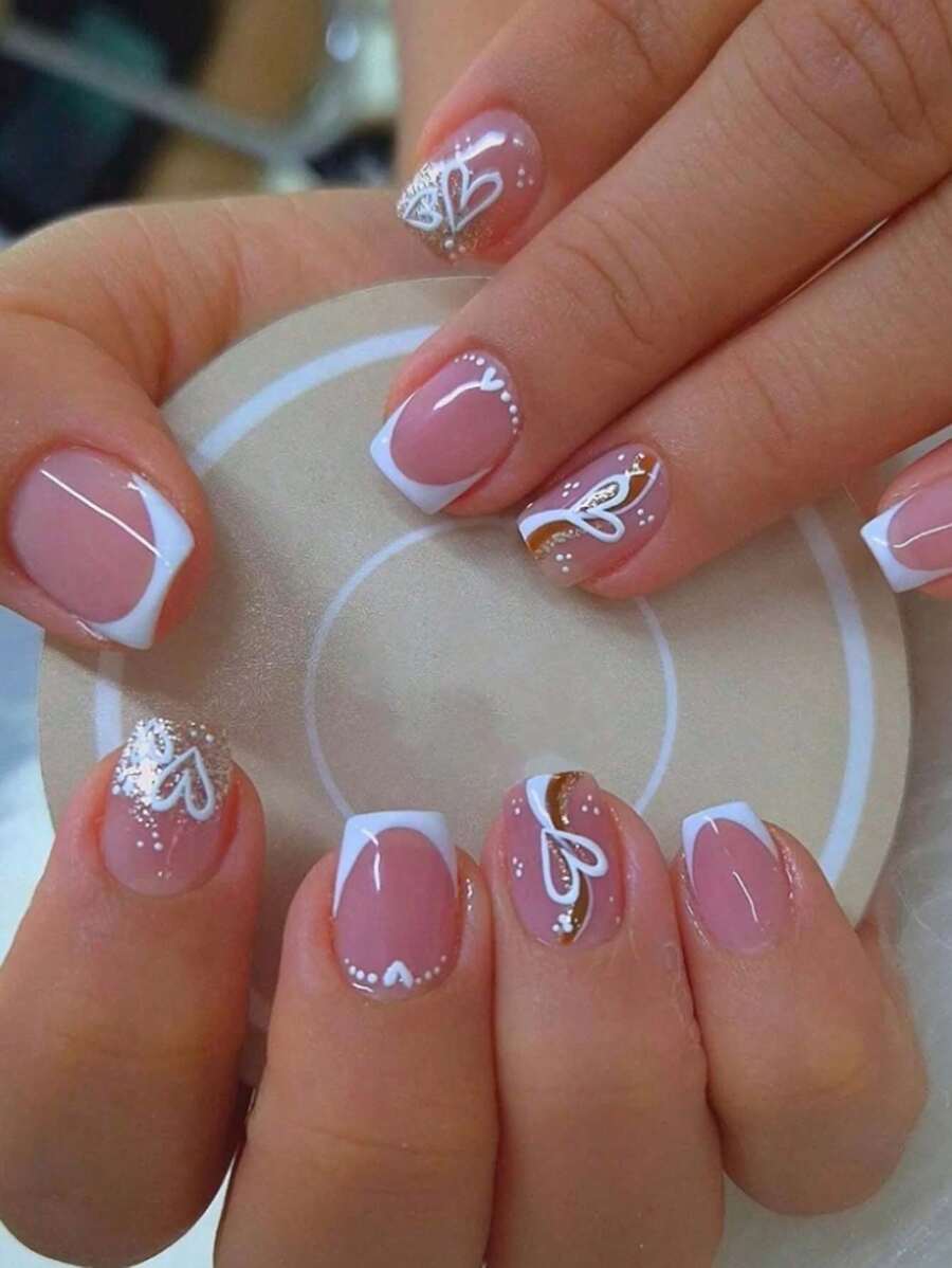 24片裸粉色短方形假指甲，金色线条，心形图案，全覆盖式假指甲套装，包含1个指甲锉和1套指甲胶贴，适合作为送给女孩、妈妈的美甲礼物，也适合批发美甲用品，可用于节日、派对、约会和日常佩戴，情人节礼物，按压式指甲贴。