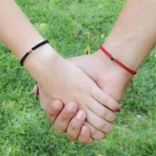 2 pièces Nouveau bracelet vague créative pour couple, noir et blanc, bracelet creux tressé avec système de fermeture ajustable. Cadeau amical pour sœurs, idéal pour la remise des diplômes, Halloween, la Saint-Valentin, la fête des mères