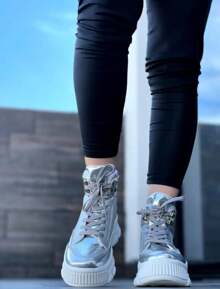 Zapatillas deportivas comodas de dama con plataforma invisible, suela grusa, bota deportiva, botin deportivo, bota combat   para mujeres de estatura baja, adecuadas para pantalones vaqueros y acampanados, para primavera  y otoño, con cordones,tenis basicos en negro y blanco - Plateado - Ver 2