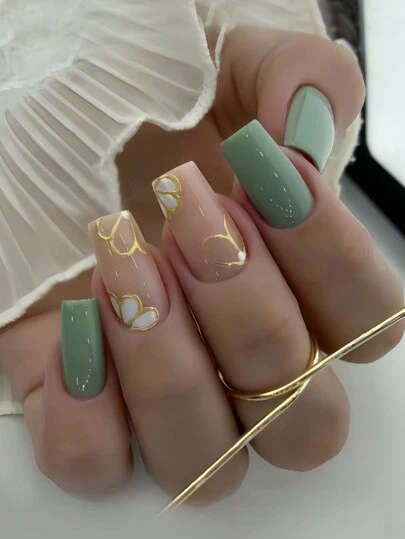 24片中号方形绿色美甲贴纸，饰有优雅的金色线条和浅绿色花卉图案，全覆盖设计，适合女性和女孩。包含1张贴纸和1片迷你假指甲，适合圣帕特里克节和日常办公佩戴。随机附赠指甲胶水。美甲用品