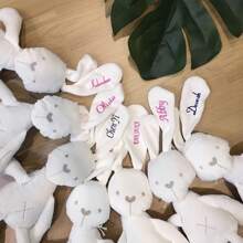 【客製化兔子】1隻個性化刺繡文字兔子，兔耳可客製刺繡姓名/文字，多款刺繡顏色可選，節日禮物，個性化填充動物，情感支持毛絨玩偶 - 彩色 - 查看 3