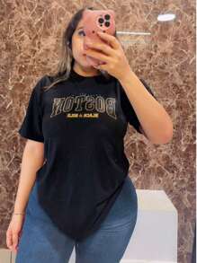 La playera de dama oversize de algodón es una prenda cómoda y versátil que se adapta a cualquier ocasión. Confeccionada en algodón de alta calidad, garantiza suavidad, frescura y comodidad durante todo el día. Su diseño oversize proporciona un ajuste relajado y moderno, permitiendo total libertad de movimiento. La playera cuenta con un estampado de algodón en la parte frontal, que le da un toque único y estiloso, manteniendo siempre la textura suave y agradable al tacto.  Este modelo es perfecto para quienes buscan una prenda fácil de combinar con diferentes estilos y opciones de moda. Ideal para looks casuales, deportivos o urbanos, su diseño sencillo pero con carácter se adapta a tu estilo personal. - Negro - Ver 3