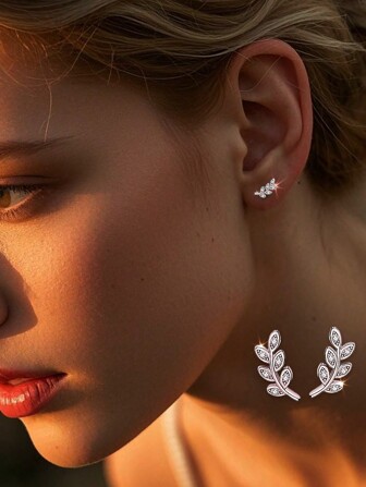 S925 纯银四叶草耳钉，简约设计，适合女性