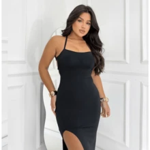 Vestido Feminino Valentina Suplex com Toque de Poliamida Modelo Blogueira Gringa Sexy Sensual Costa Nua Trançado e Fenda Lateral Empina Bumbum Primavera Verão Perfeito para Festas Praia Piscina Viagens e Eventos Com Alças Finas e Design Colado ao Corpo - Modelo Valoriza a Silhueta Destacando as Curvas de Maneira Elegante.