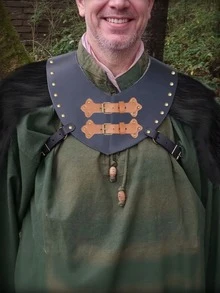 文艺复兴时期人造皮革和毛皮肩甲，维京服装盔甲，PU 皮革黑色盔甲