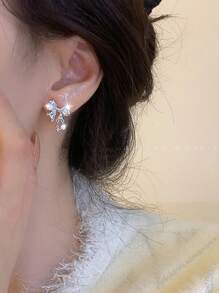 1 对 S925 纯银方晶锆石蝴蝶结吊坠耳环，优雅蝴蝶水晶防过敏耳环，适合派对、日常佩戴、情人节礼物，附赠精美礼盒 - 蝴蝶型 - 查看 5