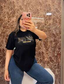 La playera de dama oversize de algodón es una prenda cómoda y versátil que se adapta a cualquier ocasión. Confeccionada en algodón de alta calidad, garantiza suavidad, frescura y comodidad durante todo el día. Su diseño oversize proporciona un ajuste relajado y moderno, permitiendo total libertad de movimiento. La playera cuenta con un estampado de algodón en la parte frontal, que le da un toque único y estiloso, manteniendo siempre la textura suave y agradable al tacto.  Este modelo es perfecto para quienes buscan una prenda fácil de combinar con diferentes estilos y opciones de moda. Ideal para looks casuales, deportivos o urbanos, su diseño sencillo pero con carácter se adapta a tu estilo personal. - Negro - Ver 1