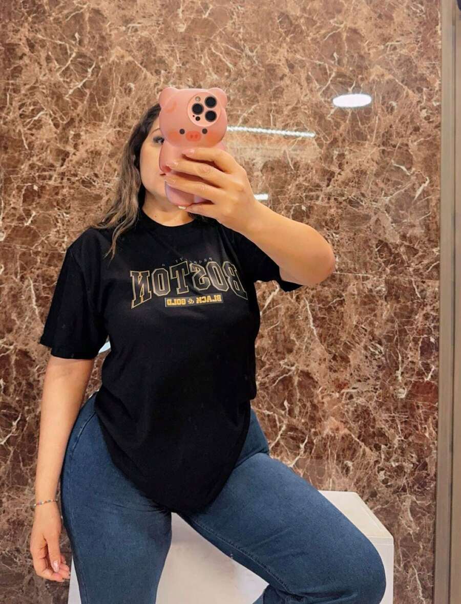 La playera de dama oversize de algodón es una prenda cómoda y versátil que se adapta a cualquier ocasión. Confeccionada en algodón de alta calidad, garantiza suavidad, frescura y comodidad durante todo el día. Su diseño oversize proporciona un ajuste relajado y moderno, permitiendo total libertad de movimiento. La playera cuenta con un estampado de algodón en la parte frontal, que le da un toque único y estiloso, manteniendo siempre la textura suave y agradable al tacto. Este modelo es perfecto para quienes buscan una prenda fácil de combinar con diferentes estilos y opciones de moda. Ideal para looks casuales, deportivos o urbanos, su diseño sencillo pero con carácter se adapta a tu estilo personal. - Negro - Ver 1