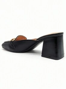 Sandales à talons hauts minimalistes mi-couvertes de style mode décontracté. Sandales stylées d'été pour femmes