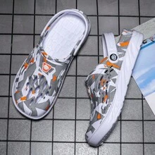 1 Pair Men's Lightweight Comfortable Mesh Clogs, Hollowed Out Anti-Slip Garden Shoes, Casual Summer Sandals For Outdoor, Beach, Non-Slip Thick Sole Slippers (Random Asymmetrical Print)