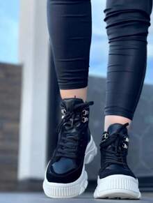 Zapatillas deportivas comodas de dama con plataforma invisible, suela grusa, bota deportiva, botin deportivo, bota combat   para mujeres de estatura baja, adecuadas para pantalones vaqueros y acampanados, para primavera  y otoño, con cordones,tenis basicos en negro y blanco