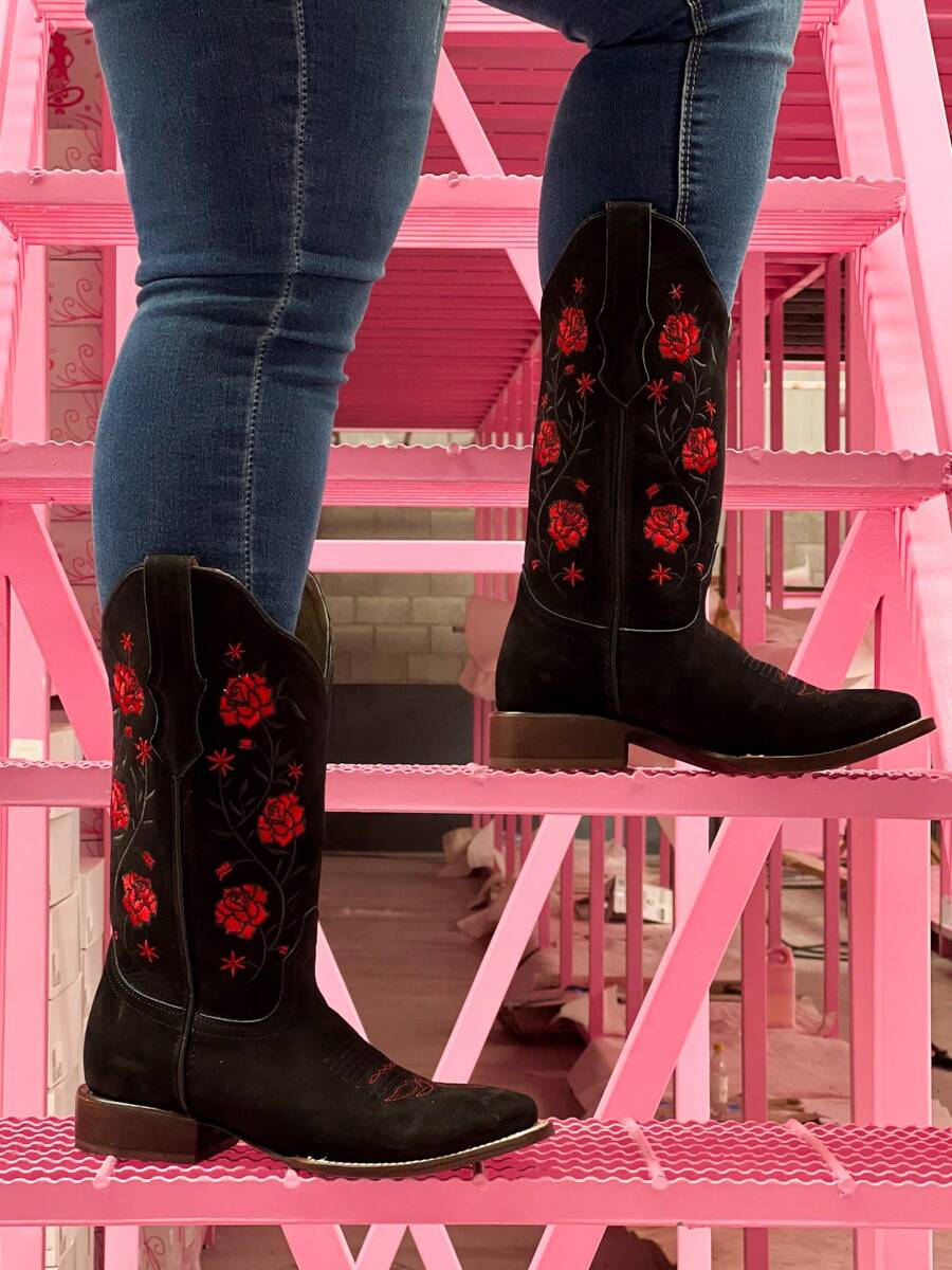 Botas Vaqueras para Mujer con Bordado Floral de Media Pantorrilla, Comodas en Piel de Res Autentica