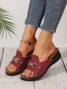 صنادل نسائية عصرية برقبة كعب سميك وسيور معدنية للزينة، مانعة للماء، بكعب متنوع، مريحة من مادة PU عالية الجودة، مناسبة للحفلات والشاطئ والاستخدام اليومي الصيفي