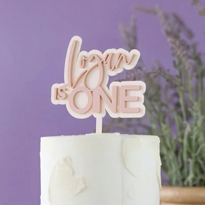 1 pièce Décoration de gâteau en acrylique personnalisée, nom personnalisé et design numérique, accessoires de décoration de dessert blanc, convient pour les anniversaires, les baptêmes et les fêtes, cadeaux d'anniversaire, cadeaux commémoratifs, décorations de mariage, convient comme cadeau idéal pour les bons amis, la fête des mères, la fête des pères et la Saint-Valentin, décoration d'intérieur pour le salon