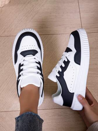 女士黑白休闲运动鞋，圆头舒适轻便百搭软底系带低帮户外休闲运动鞋，适合新年装和节日装