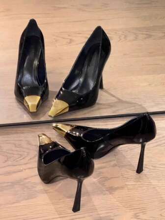 Zapato de tacón alto con puntera de metal y recubierto negro, zapato de oficina y trabajo con puntera afilada y de fácil puesta, diseño sexy nuevo 2024