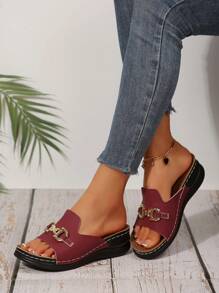 صنادل نسائية عصرية برقبة كعب سميك وسيور معدنية للزينة، مانعة للماء، بكعب متنوع، مريحة من مادة PU عالية الجودة، مناسبة للحفلات والشاطئ والاستخدام اليومي الصيفي