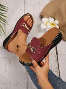 صنادل نسائية عصرية برقبة كعب سميك وسيور معدنية للزينة، مانعة للماء، بكعب متنوع، مريحة من مادة PU عالية الجودة، مناسبة للحفلات والشاطئ والاستخدام اليومي الصيفي