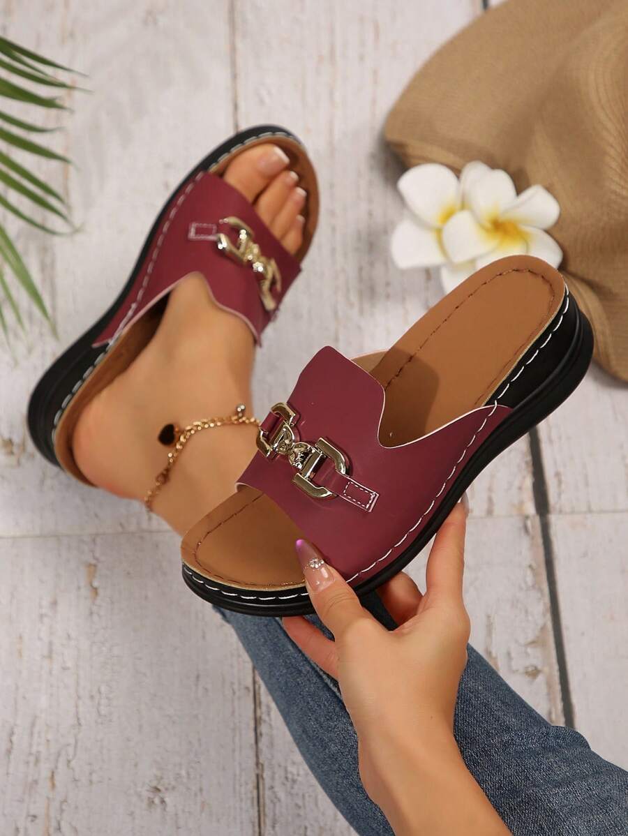 صنادل نسائية عصرية برقبة كعب سميك وسيور معدنية للزينة، مانعة للماء، بكعب متنوع، مريحة من مادة PU عالية الجودة، مناسبة للحفلات والشاطئ والاستخدام اليومي الصيفي