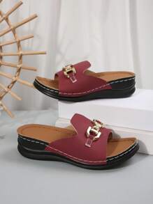 صنادل نسائية عصرية برقبة كعب سميك وسيور معدنية للزينة، مانعة للماء، بكعب متنوع، مريحة من مادة PU عالية الجودة، مناسبة للحفلات والشاطئ والاستخدام اليومي الصيفي